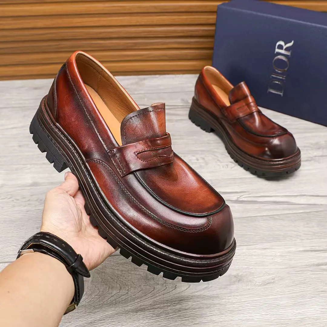 Factory price 540 🕷️🕷️[Dior] Dior's new men's shoes are launched in Hong Kong counters. Official website 1:1 production. Original Italian patented cowhide + water-dyed 🐂 leather lining. Designed by European and American masters. Goodyear craftsmanship, washed cowhide, perfect shape to create counter quality, solid color rubber wear-resistant outsole and classic dazzling toe! Super versatile and very comfortable. High-end without losing taste, fashionable and novel! ! Absolute focus! Colors optional, code number 38-44 (45 customized)